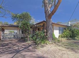 Evans Retreat cottage across the road from Sandy Point Beach, hôtel à Corlette