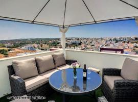 Apartment Alpha - 2 Bedrooms, Private Rooftop Patio with Hot Tub, BBQ and View, hotel v mestu Ferragudo