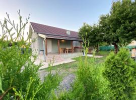 Airport House, hotel in Surčin