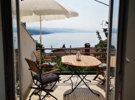 New cosy apartments with private parking, struttura a Opatija