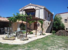 Casa de los piragüistas, hotel with parking in Taravilla