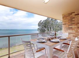 Pelican Sands 3 stunning waterfront unit with magical water views and air conditioning, holiday rental in Soldiers Point