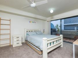 3 'Peninsula Waters', 2-4 Soldiers Point Rd - Beautiful Air Conditioned Unit with Pool, Lift & WIFI, hotel near Soldiers Point Marina, Soldiers Point