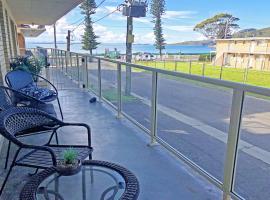 Shoal Court 2 fabulous location with water views, hotel a Shoal Bay