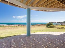 The Whale Watcher waterfront unit with stunning views level access, hotel with parking in Anna Bay