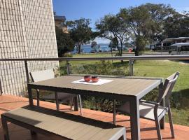 Villa Ellisa 2 Beautiful water views and directly across to Little Beach, apartamento en Nelson Bay