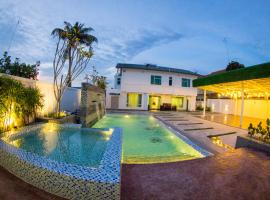 Secret Garden Warni Villa (MUAR), hotel with pools in Muar