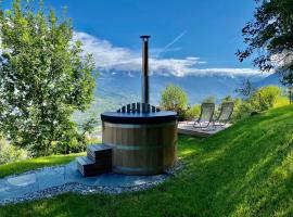 Eco Lodge with Jacuzzi and View in the Swiss Alps, viešbutis mieste Grône