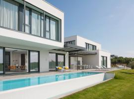 Design Villa Noble with Spa, rumah kotej di Bale