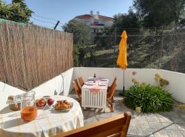 Cosy apartment with terrace, hotel u gradu 'Alcabideche'