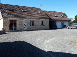 Gîte LES CHANTS DU CREPUSCULE โรงแรมใกล้ Centre Manche Golf Course ในMarchésieux