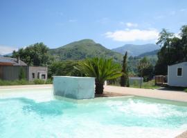 Camping d'Arrouach, hotel com jacuzzi em Lourdes