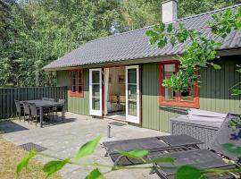 6 person holiday home in Nex, hytte i Snogebæk