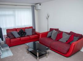 Crawley Apartment near Gatwick Manor Royal Newly Refurbished Sleeps 4、クローリーのホテル