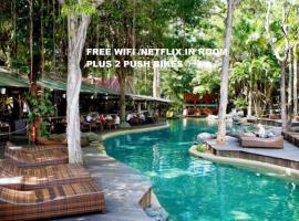 Sonia's At Ramada Resort Free Wifi & Netflix, hotel in Port Douglas