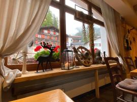 Gasthaus Edelweiss, hotell med parkeringsplass i Langwies