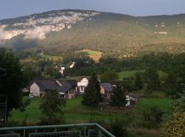 Studio entre lac et montagne, hotel with parking in Attignat-Oncin