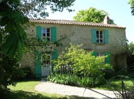 Gîte La Garauderie, casa de campo em LʼÎle-dʼElle