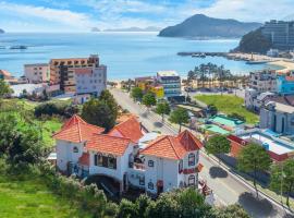 Red Praha Pension, beach rental in Geoje 