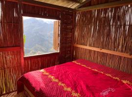 Indigenous homestay- Trek- Food- Bus, habitación en casa particular en Mù Cang Chải
