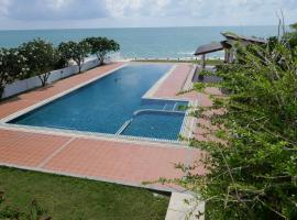 Khanom Beachfront Apartment 3 Internet 100 Mbps, hótel í Ban Na Dan