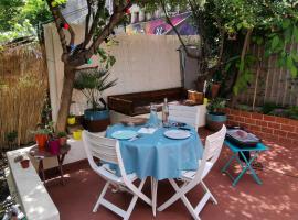 Nice - Charming little house with terrace, hotel in Nice
