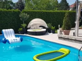 Gästezimmer im bewohnten EFH mit Pool und Garten