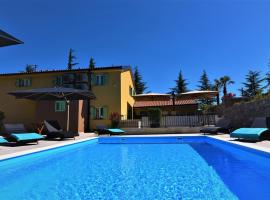 Letorina rooms and apartments with pool, B&B di Matulji