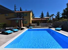 Letorina rooms and apartments with pool, hotel v destinaci Matulji
