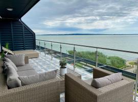 Royal Blue - luxurious flat with 5-star view over Lake Balaton, hôtel avec jacuzzi à Keszthely