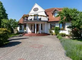 Dworek Zielińskich-Domki, Apartamenty, Podgrzewany basen, Parking