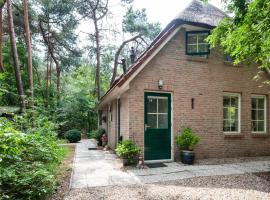 Rustic Holiday Home in Beerze Overijssel with Lush Garden, kotedžas mieste Beerze