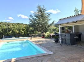 Beautiful villa with private heated pool, casa de campo em Roquebrun