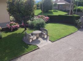 Appartamento con giardino Gemona, hotel na may parking sa Gemona del Friuli