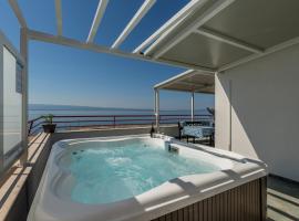 Seaside Penthouse with Hot Tub SKY LIVING, hotel i Split