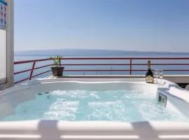 Seaside Penthouse with Hot Tub SKY LIVING
