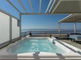 Seaside Penthouse with Hot Tub SKY LIVING