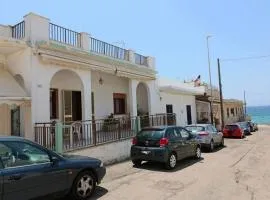 casa vicino mare ( sea rocks cottage)