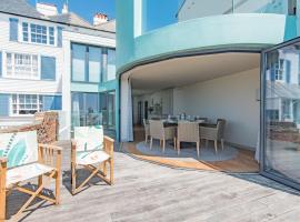 The Beach House at Sandgate by Bloom Stays, holiday home in Sandgate