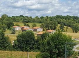 LES CHALETS D HERMINE, hotelli kohteessa Montredon-Labessonnié