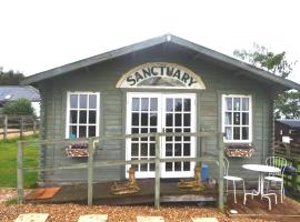 Peaceful Log Cabin next to Horse Field บ้านพักในมอร์เพท