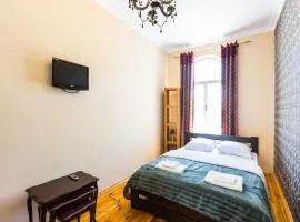 Подобово у Львові, на вулиці Краківській 26 біля Добробуту центр