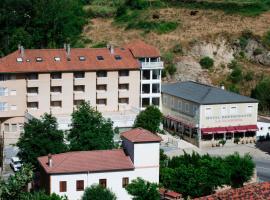 Hotel La Glorieta, hotel em Baños de Montemayor