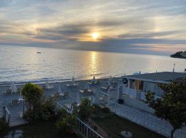 Christina Apartments, beach hotel in Fourka