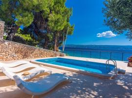 Beachfront Casa Ahoi with 2 bedrooms, heated pool, amazing sea views, proprietate de vacanță aproape de plajă din Omiš