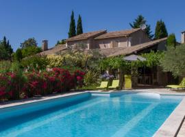 Maison de campagne au charme provençal, hotel sa spa centrom u gradu 'Saint-Rémy-de-Provence'