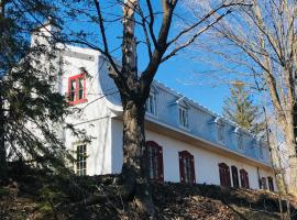 Le Clos des Brumes Chalet, hotel in Chateau Richer