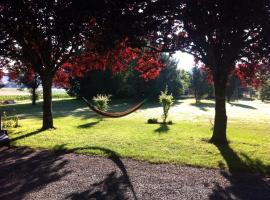 Gite classé 3 étoiles pour 2, hotel with parking in Loubersan