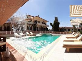 Athina Apartments, hotel in Stoupa