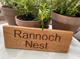 The Rannoch Nest, Kinloch Rannoch，金洛克蘭尼克的有停車位的飯店